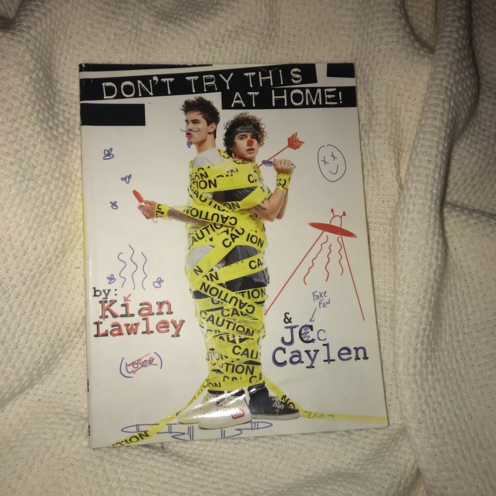 - paper cover, great condition 👽